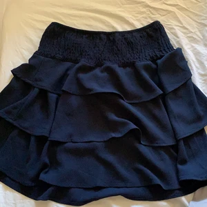 Kjol - Säljer denna fina marin blåa kjolen från vero Moda, super fin med volangerna och passar perfekt till sommarn! Skriv privat vid intresse och först till kvarn som gäller då jag vill få den såld 💜