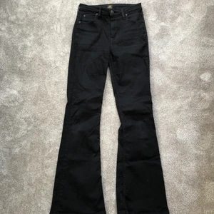 Bootcutjeans från Lee - Snygga svarta bootcutjeans i bra skick. Breese heter modellen. Säljer för att jag inte använder. Nypris 700kr. 