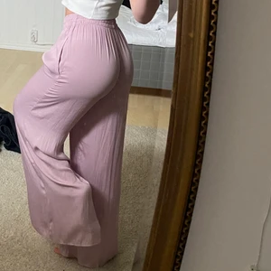 Sommar byxor från Zara - Super härliga byxor som passar perfekt till sommaren, använda 1 gång💞 Jag har ofta storlek 36 och är 170 cm🤗