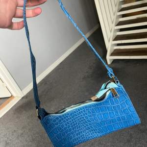 Blå handväska, säljs för att den ej används