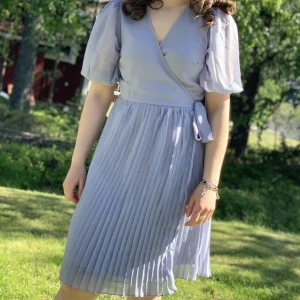 Bubbleroom Klänning - Superfin blå klänning med omlottknytning från Bubbleroom! Superfin till skolavslutning eller liknande! Använd 1 kväll så i superfint skick! Storlek 38, fler bilder kan tas vid intresse! ✨ Köparen står för frakten! 