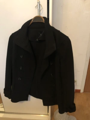 Svart kappa - Storlek S, haft den länge men knappt använd så den är i väldigt bra skick, skräpet fattas också men man kan knäppa den med knapparna