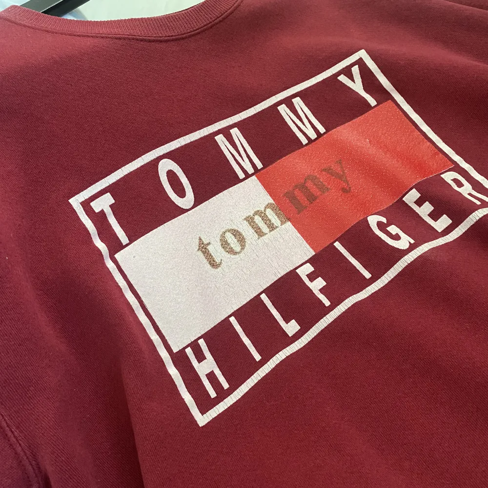 Vinröd sweatshirt från Tommy Hilfiger, vintage . Hoodies.