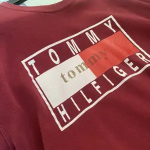 Vinröd sweatshirt från Tommy Hilfiger, vintage 