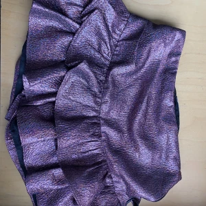 Zara kjol  - Säljer en super fin kjol som är slutsålt på zara, perfekt att ha när man ska vara lite extra festlig. Köpt för typ 1 år sedan med kommer aldrig till användning. KÖPARE STÅR FÖR FRAKT 😇