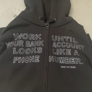 One of One huvtröja i storlek M - En hoddie från märket One of One i bra skick, sparsamt använd. Dessutom sitter alla stenar kvar.
