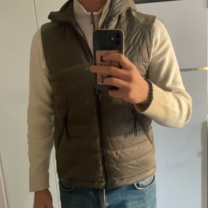 C.P Company väst - C.P Company väst Färg Olive grön Cond: 9/10 Medföljer C.P Company galge  Storlek 46, passar S/M  Öppen för byte!!!