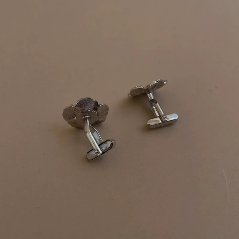 Beautiful Vintage Metal Floral Cufflinks  Best paired with our selection of tops to add an extra element of style to your look.  Excellent Condition. Accessoarer.