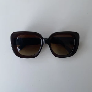 Chimieyewear solglasögon  - Mörkbruna solglasögon köpt från Chimieyewear 2021. Alla tillbehör från orginalköpet medkommer.  Använda under en sommar och är i bra sick. Dm för prisförklag (orginalpris 1100)