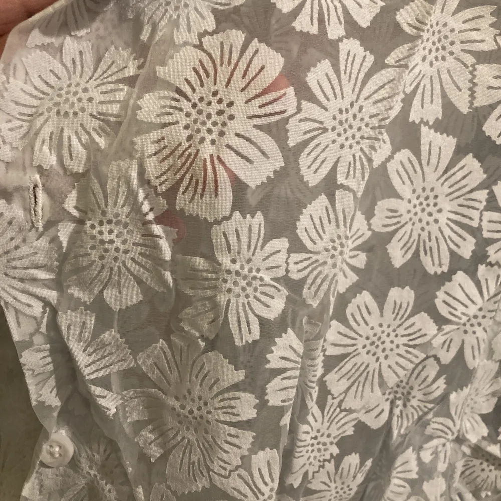 Cool retrolilknande kortärmad skjorta från Asos aldrig använd. Blommigt mönster. Passar xs-m. Otroligt fin!!. Skjortor.