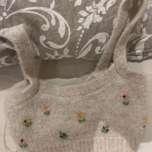 Helt oanvänd sommartopp - Aldrig haft på mig denna endast testad, köpt från zara för 400kr som då inte säljs längre. Materialet är alpacka ull, jätte söt till stranden eller till stan💓