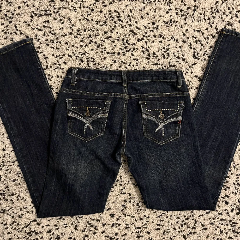 Lågmidjade raka jeans med snygga fickor 🔥  Midjemått - 76cm Innerbenslängd - 82cm Ytterbenslängd - 103cm. Jeans & Byxor.