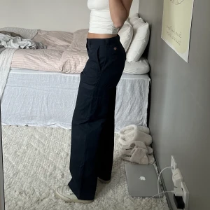 Mörkblå Dickies - Mörkblå dickies, storlek 30x32 men upplever att de är små i storlek (jag själv brukar ha storlek 28x32 i byxor, och är normalt sett en storlek 38 i andra kläder). Superfint skick och använt väldigt sparsamt!  