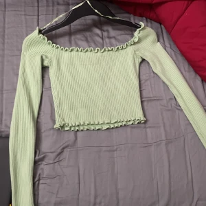 Grön topp - Magtröja, långa ärmar. 