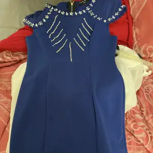Kort blå klänning. Nåt typ till knäna och har inte använts så många gånger