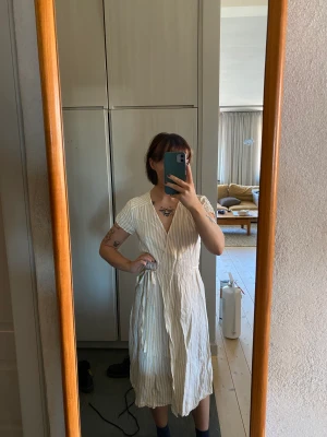 Klänning från &otherstories - Supersöt omlottklänning från & other stories, storlek 38, köpt ett par år sedan men använd ett fåtal gånger. Superfin till vår/sommar!