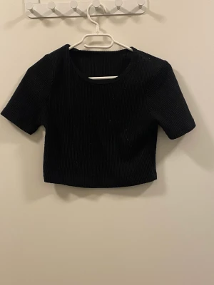 Svart kort topp  - Svart kort topp från Shein 