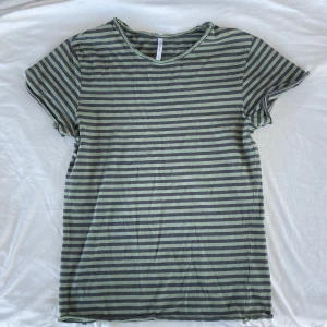Randig t-shirt  - Randig t-shirt köpt second hand, tvättad men aldrig använd. Okej skick, nopprig och lite urtvättad men inga hål eller liknande (se bild 3) så säljer billigt. Köps via Swish eller köp nu 💋