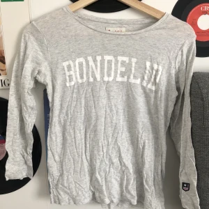 Bondelid tröja - Basic grå tröja från bondelid som jag inte använder längre, skriv för fler bilder och köpare står för frakt💞