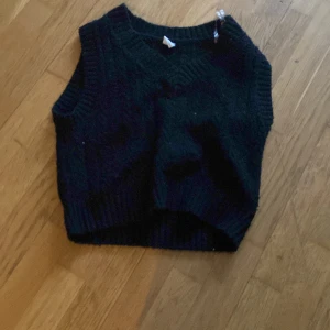 Svart stickad tröja - Svart stickad över tröja. Från Lindex i andvänd ett år få gånger jätte fin och snygg