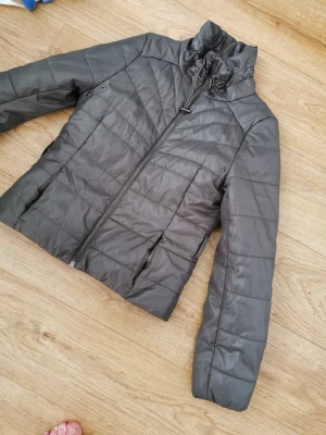 Jacka  - Storlek 36 nyskick 