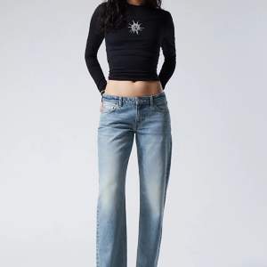 Ljusblåa Arrow Low Jeans från Weekday. Säljer då de är lite stora för mig. Storlek 24/32 och passar storlek 34💕💘