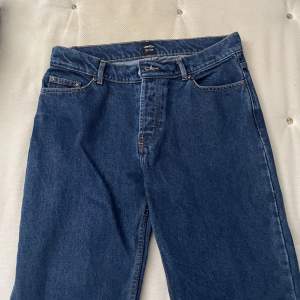 Ett par oanvända jeans från Elis Monténs märke ”Montén”.  Nypris på jeansen är 899. 
