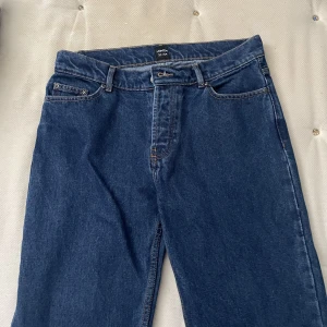 Montén Jeans i storlek 32/34 - Ett par oanvända jeans från Elis Monténs märke ”Montén”.  Nypris på jeansen är 899. 