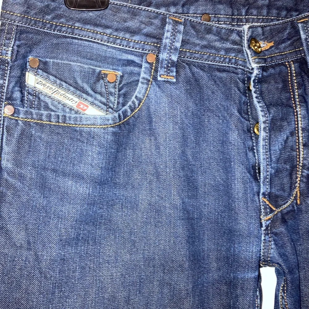 Snygga diesel jeans i mycket bra skick! Ett måste i garderoben, tyvärr passar dom inte mig, just därför jag säljer!  . Jeans & Byxor.
