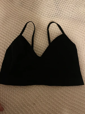 Tre st svarta soft bh:ar  - Säljer pga för litet. Oanvända.