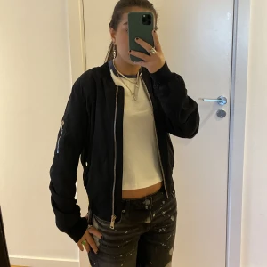 Svart bomba jacka - Säljer en svart bomba jacka dragkedja 