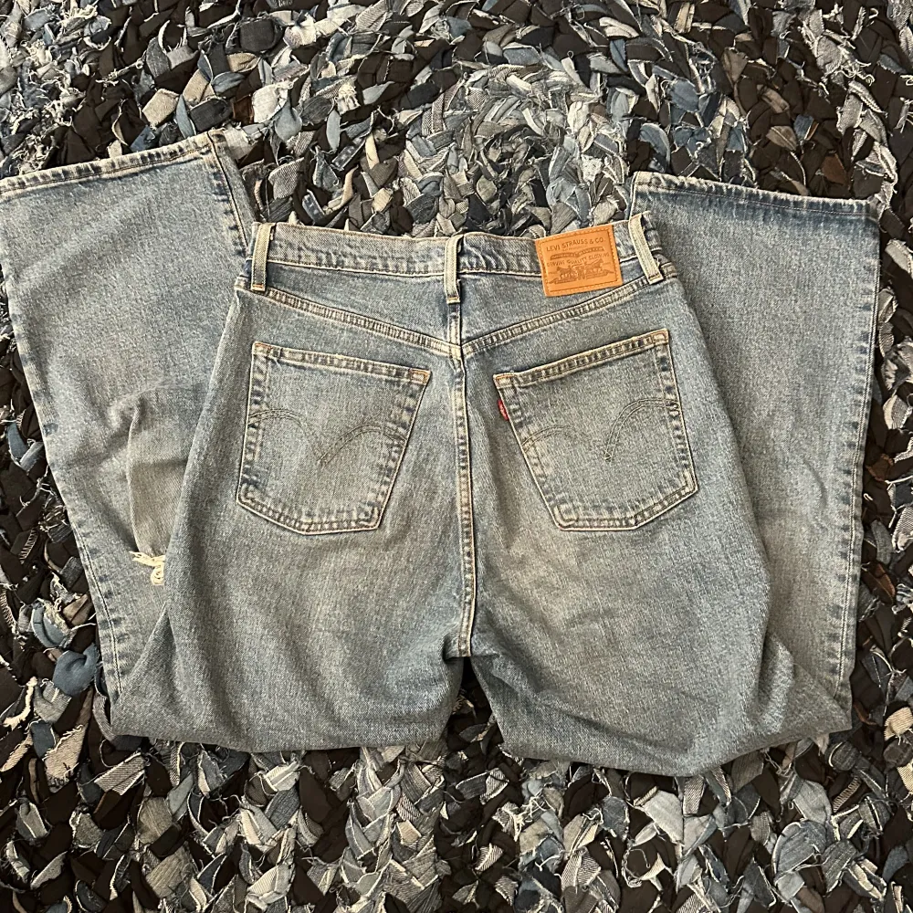 jeans från levis (ribcage straight) innerbenslängd: runt 70 cm. Jeans & Byxor.