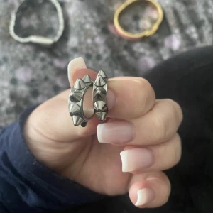 Edblad örhängen  - Säljer de populära Edblad örhängerna! Aldrig använda utan har endast legat i mitt smyckeskrin