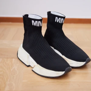 Maison Margiela MM6 Women’s Logo Sock Sneaker  - Lyxig och bekväm sko från Maison Margiela. Obs original, köpta nya. Va 4000kr nypris.   Missfärgningar på sulan (se bilder) men i övrigt gott skick - ”strumpan” känns och ser ut som ny, knappt märkbar slitning under sulan. 