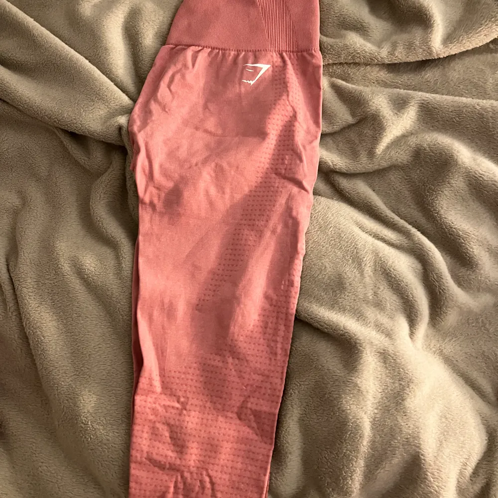Säljer detta fina set i rosa från Gymshark då jag aldrig använder det. Tröjan och tightsen är båda i strl M och i väldigt fint skick. Tröjan är långärmad och croppad. . Övrigt.