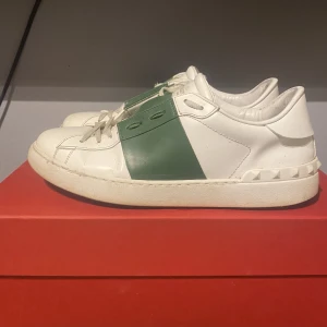 Valentino skor - Säljer nu mina Valentino skor då dem inte kommer till användning längre. Skriv för mer bilder eller frågor kring skorna (är öppen för byten)