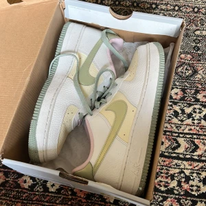 Nike Air Force 1 - Redan lagt ut dessa skor tidigare. EU 39. Oanvända.