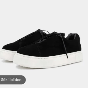 Eytys skor - Säljer mina eytys doja suede skor med snören i strl 38. Tyget är i perfekt skick, men sulorna och den vita delen är missfärgade därav priset❤️ Skriv privat för egna bilder. Dustbag medföljer men ej kvitto. 