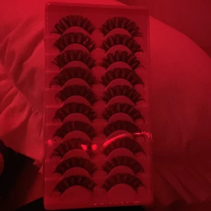 Lösögonfransar  - Helt nya fransar nyköpta från fyndiq för 119kr säljer för 80 (pris går att diskutera). Det är 10 par fransar jätte fina.