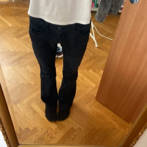Ltb Jeans - Ett par svarta/nattblå LTB jeans! Aldrig använda då de är lite för stora i midjan🙌 Storlek:25x32 Köpte för 725kr!