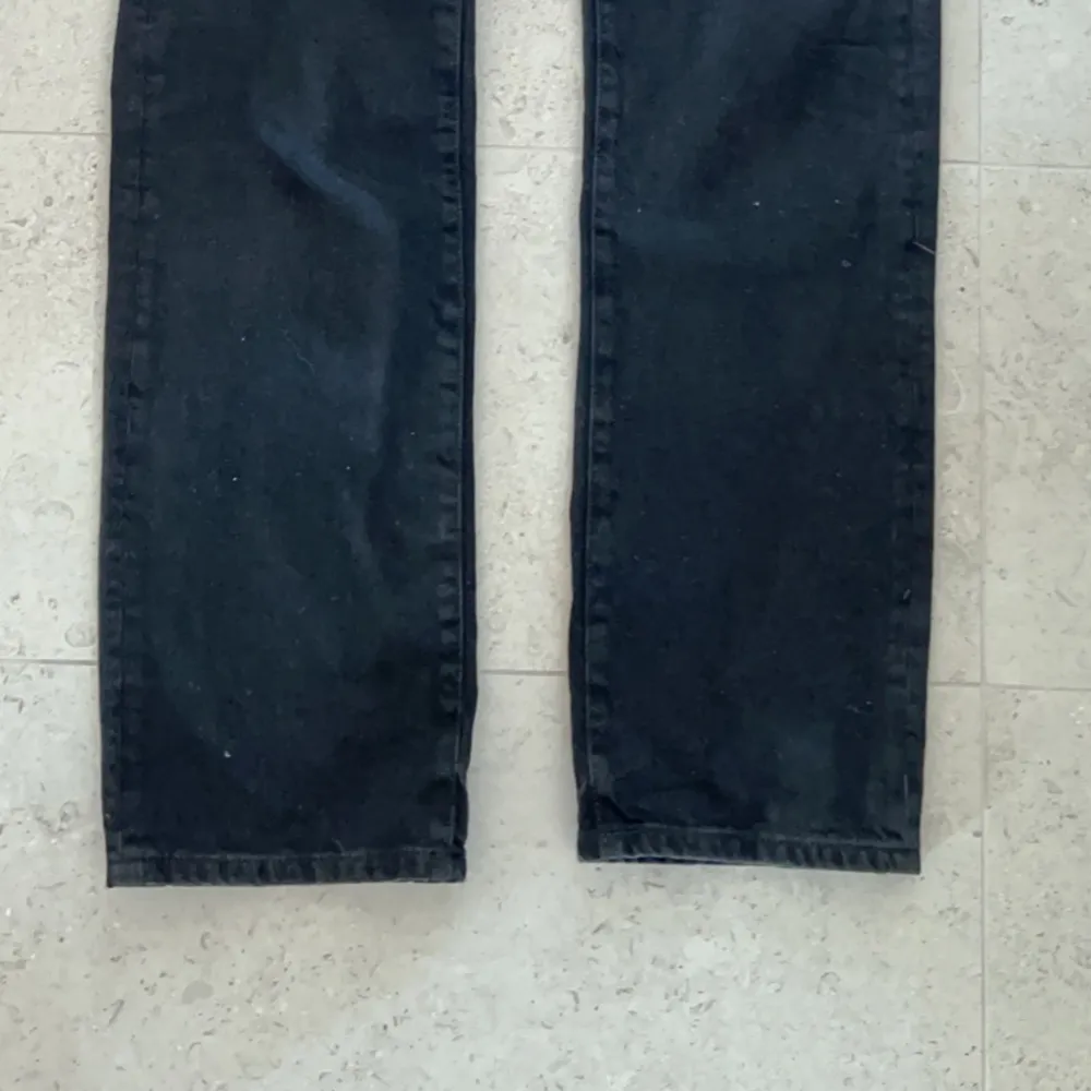 Snygga svarta lågmidjade jeans köpta på Carlings🖤. Jeans & Byxor.