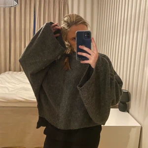 Zara tröja  - Så fin stickad tröja från Zara med vida ärmar, älskar att ha den på sommaren till en klänning eller kjol