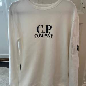 CP Company tröja i nyskick. Har använt den 3 gånger.  Säljer den för att den inte kommer till användning.