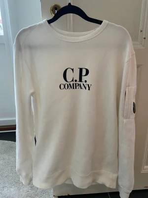C.P Company tröja - CP Company tröja i nyskick. Har använt den 3 gånger.  Säljer den för att den inte kommer till användning.