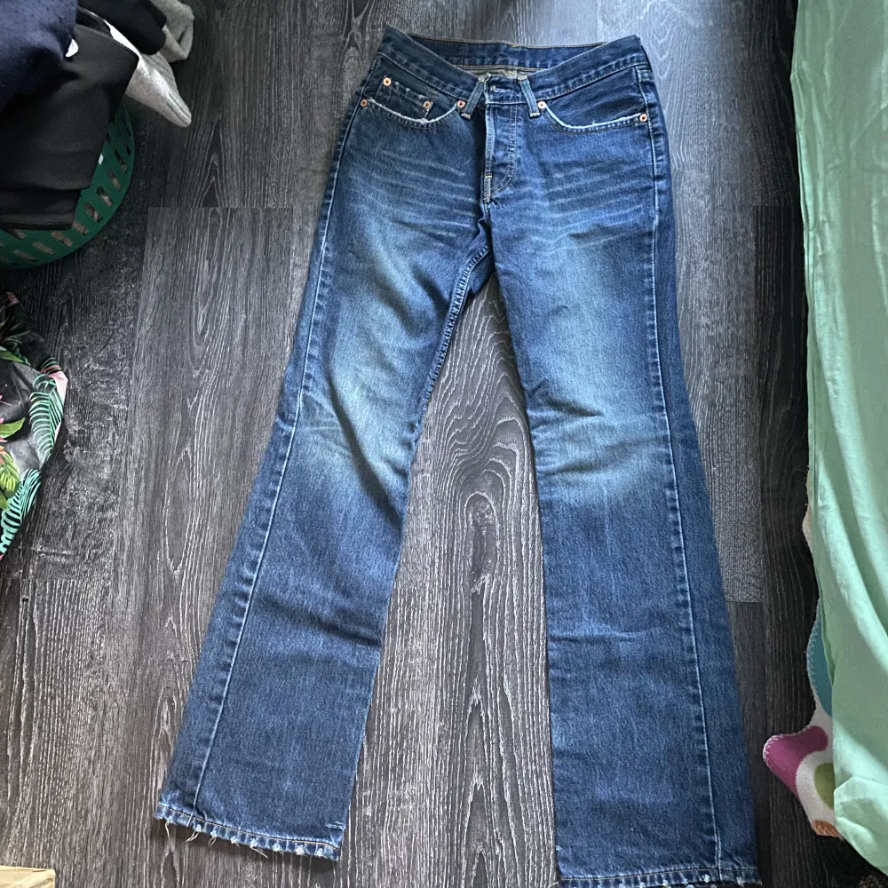 As snygga jeans, jag själv har aldrig använt, mammas gamla jeans. Jeansen är i väldigt bra skick som nya. Inga märken/skador. Säljer då dem är för små för mig❣️ W28 L32. Jeans & Byxor.