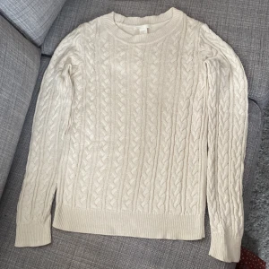 Kabelstickad tröja  - Xs, använd fåtalet gånger, fint skick, ljust beige, akryl 50% bomull 50%