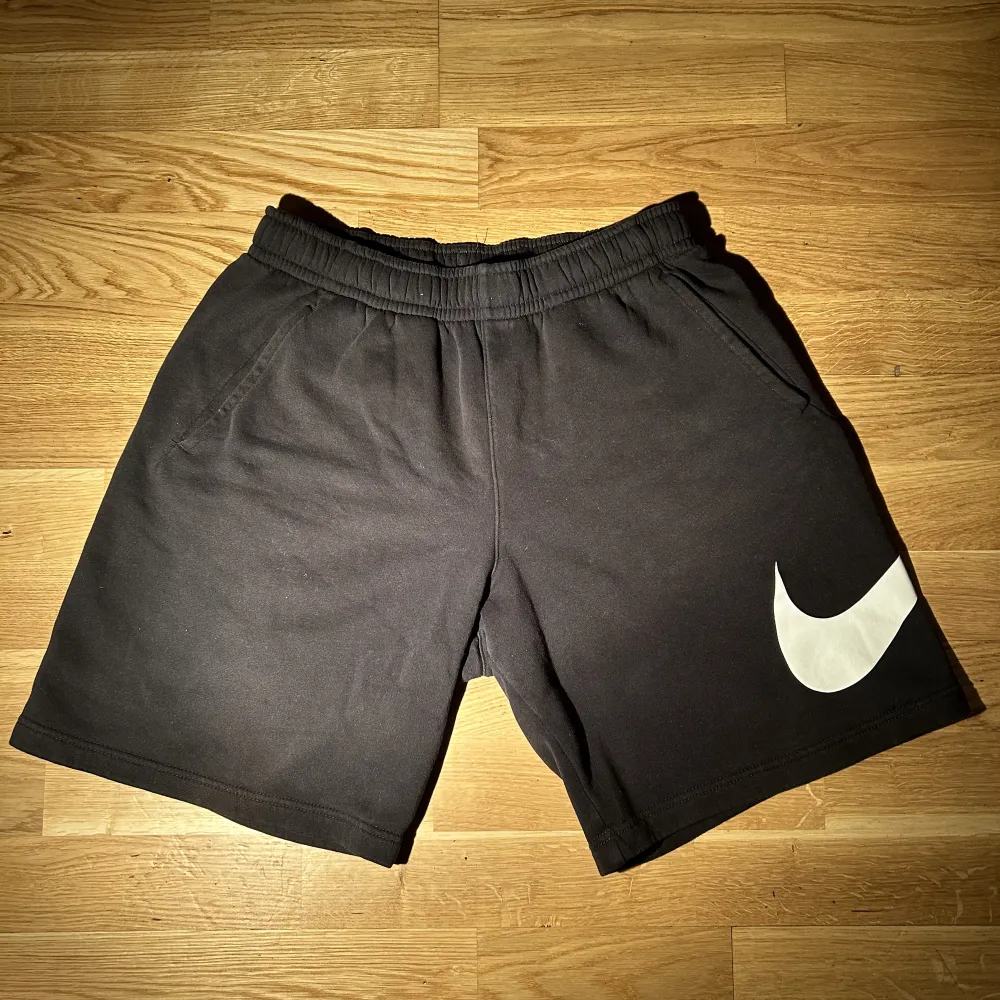 Säljer Nike Shorts i bra skick (Andvänt ett fåtal gånger). Email: Zackarias2332@gmail.com                                      Tel: 0733878239  . Shorts.