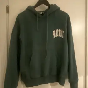 Säljer denna snygga Gröna hoodie från weekday för jag aldrig får användning av den. Den säljs inte längre, köpte för ca 1 år för runt 500. Storlek xs men är oversized, passar som en M. Köparen står för frakt😊Hör av er vid flera bilder eller frågor💞💞