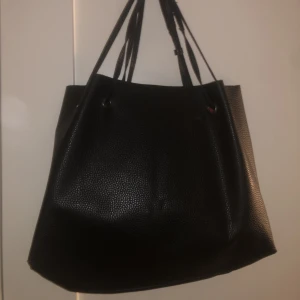 Handväska - Säljer denna jättesnygga väskan med en liten plånbok som följer med! Nästan aldrig använd och i bra skick. Kom privat för fler frågor❤️