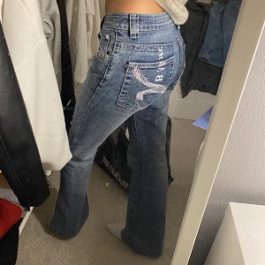 lågmidjade jeans - jättefina lågmidjade jeans med mönster på fickorna! perfekta nu för våren 💗 skriv för fler bilder